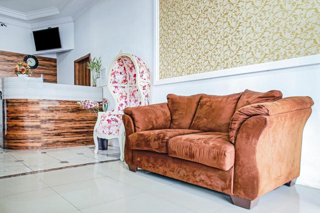 Oyo 90221 Makarim Guest House Syariah パンカランブーン エクステリア 写真