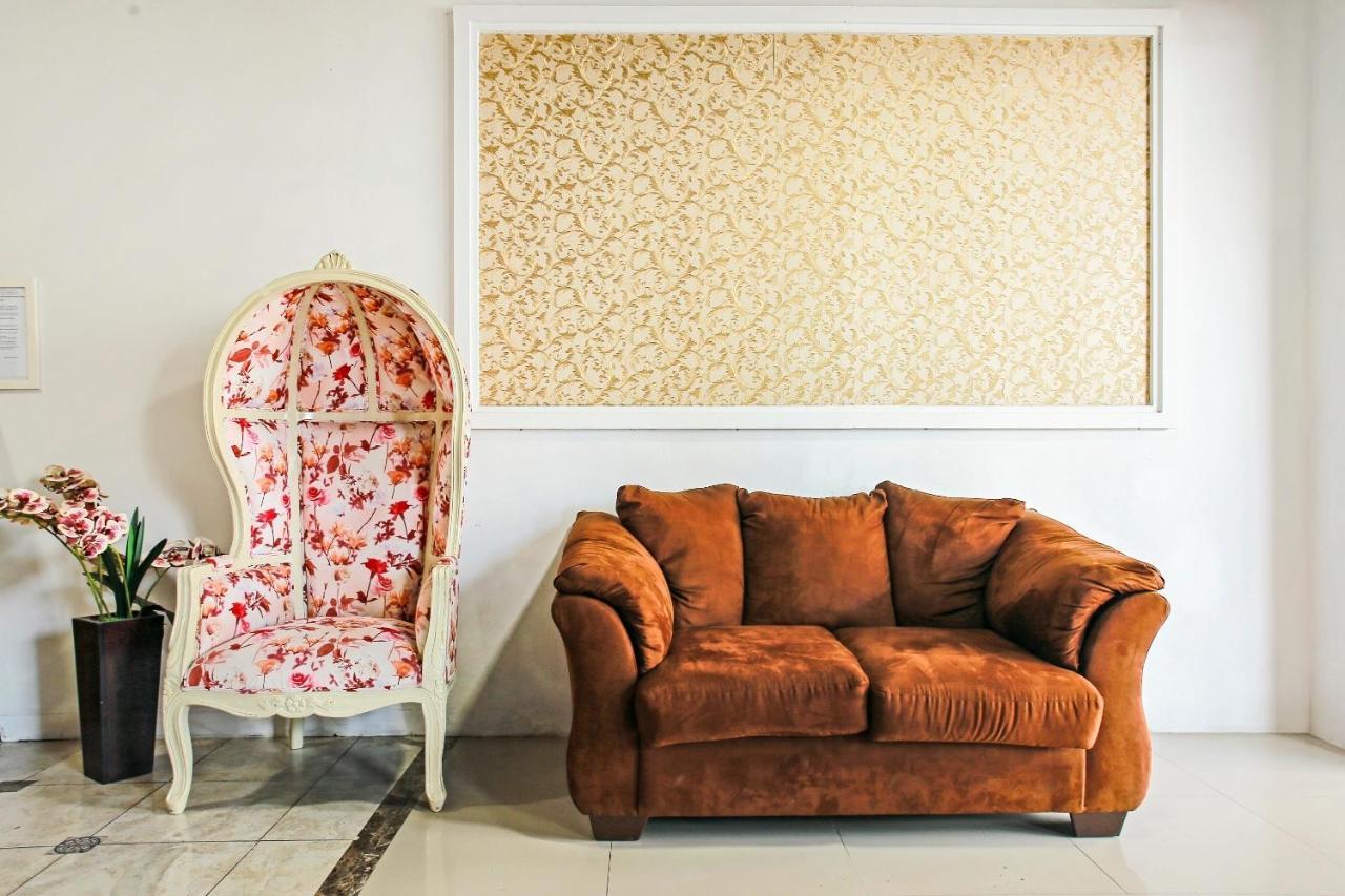 Oyo 90221 Makarim Guest House Syariah パンカランブーン エクステリア 写真