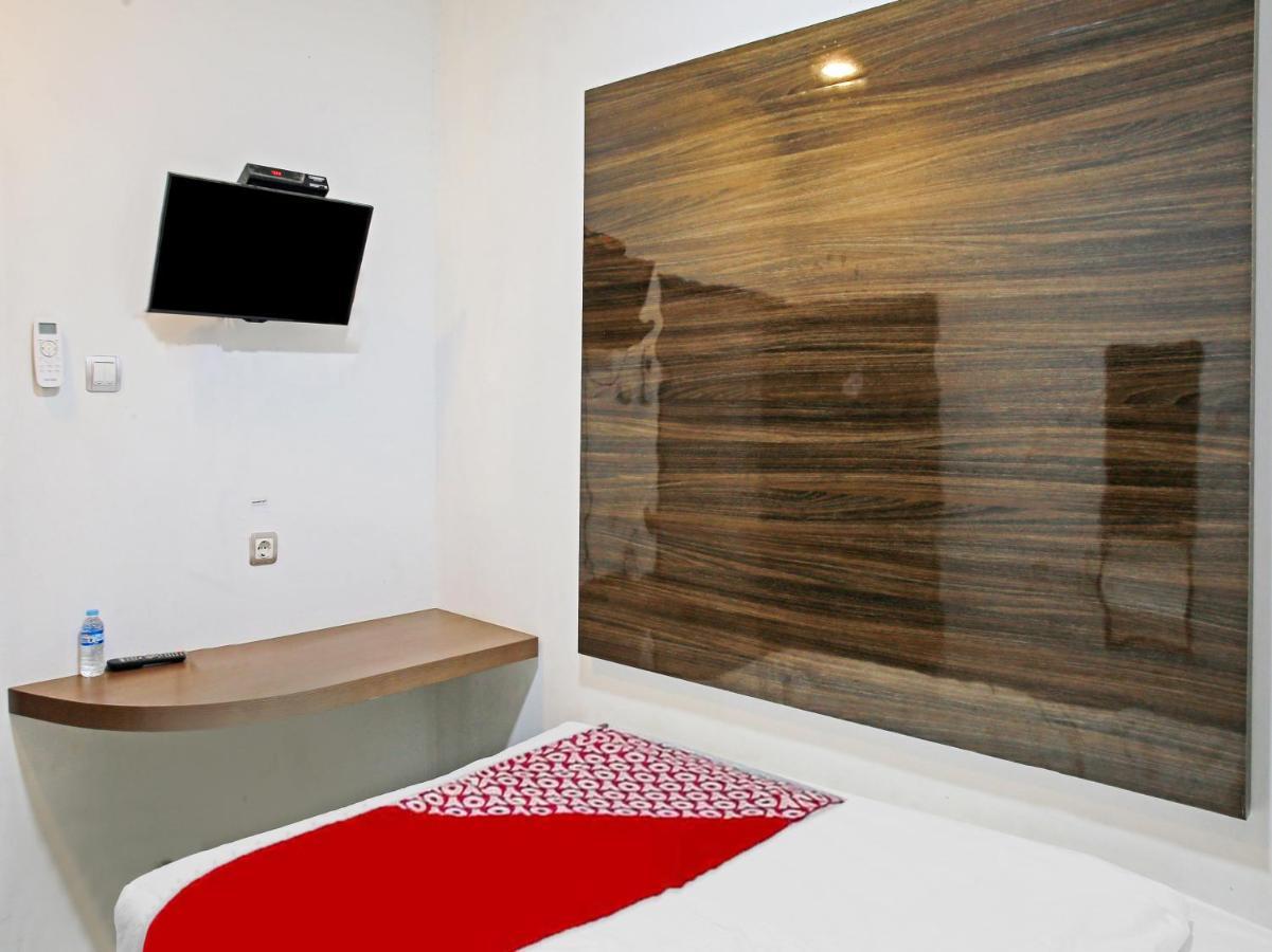 Oyo 90221 Makarim Guest House Syariah パンカランブーン エクステリア 写真